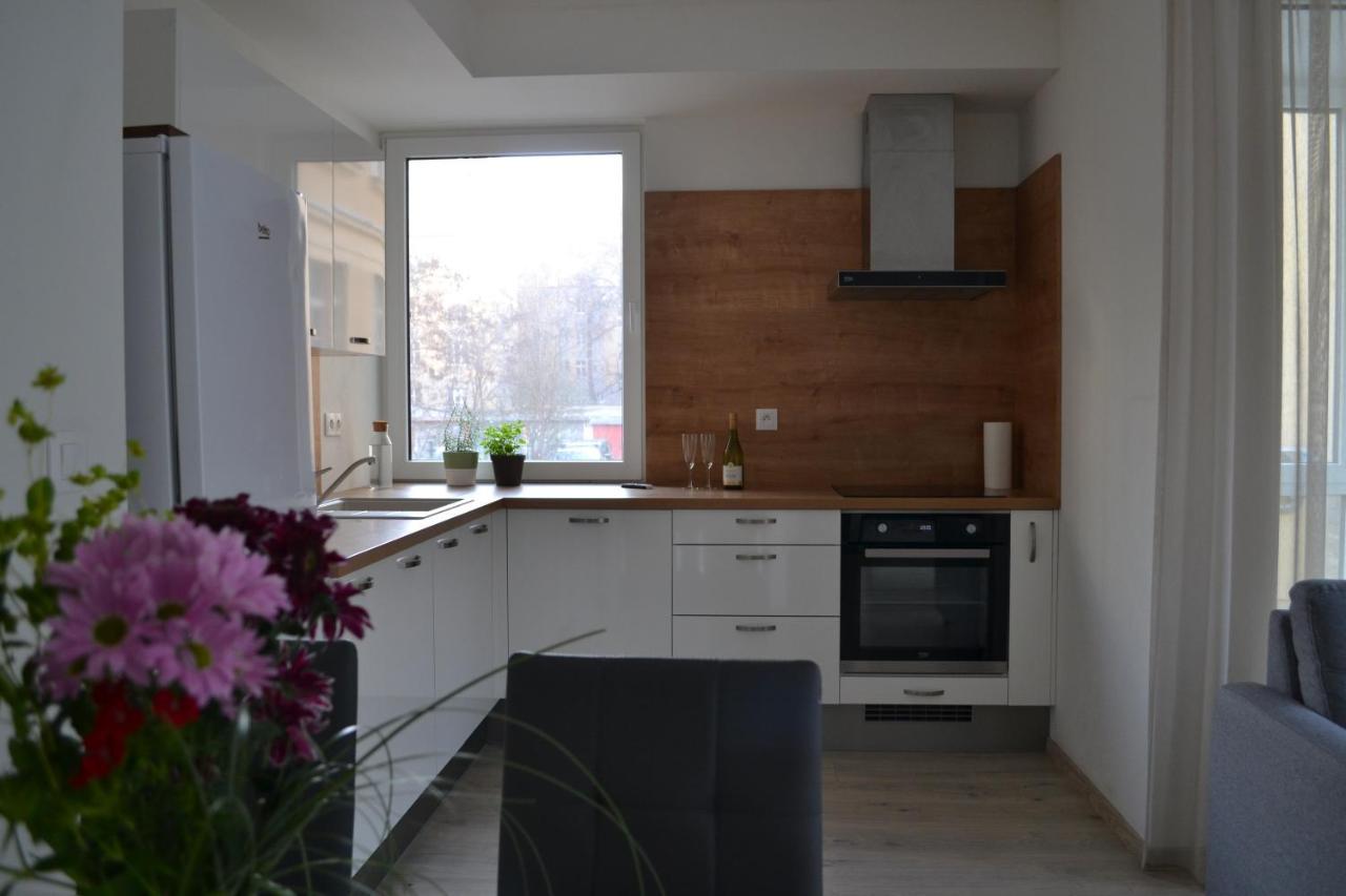 Elegant Escape Apartment II - City Centre บราติสลาวา ภายนอก รูปภาพ