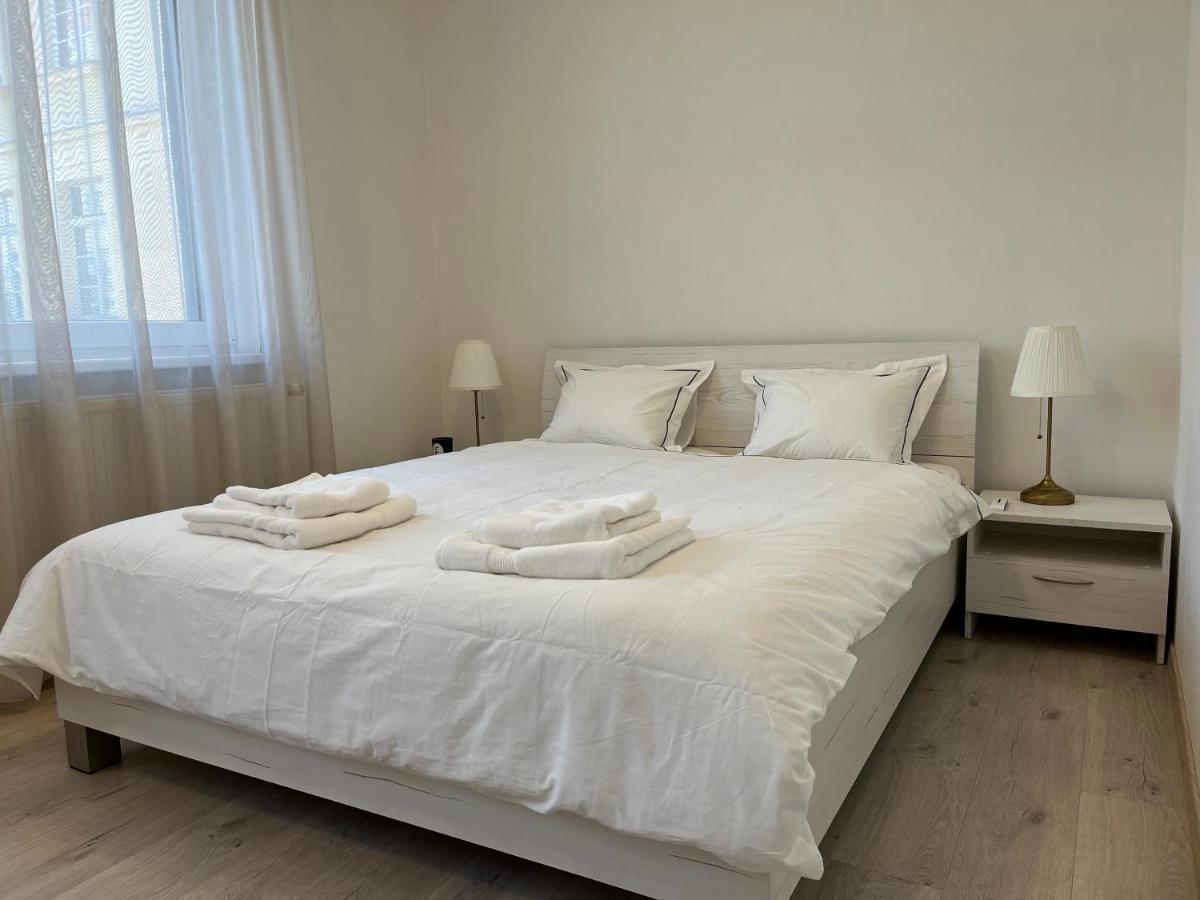 Elegant Escape Apartment II - City Centre บราติสลาวา ภายนอก รูปภาพ