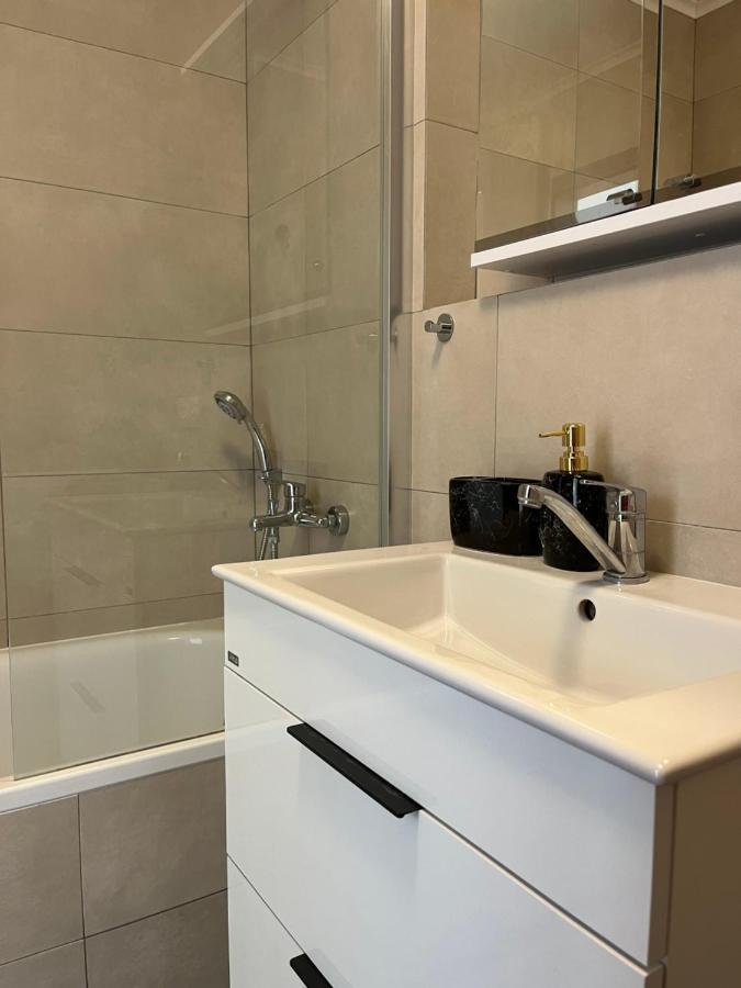 Elegant Escape Apartment II - City Centre บราติสลาวา ภายนอก รูปภาพ