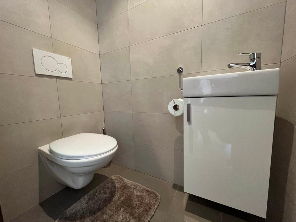 Elegant Escape Apartment II - City Centre บราติสลาวา ภายนอก รูปภาพ