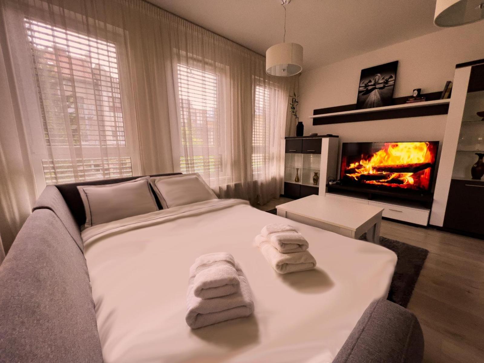 Elegant Escape Apartment II - City Centre บราติสลาวา ภายนอก รูปภาพ